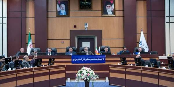 در کارگروه توسعه صادرات غیرنفتی مطرح شد:ضرورت توجه به زنجیره ارزش تولید در دو کشور ایران و روسیه
کارگروه توسعه صادرات غیرنفتی استان مرکزی به ریاست استاندار مرکزی و با حضور معاون هماهنگی امور اقتصادی و توسعه منطقه ای استاندار، وزیر صنعت و معاون وزیر توسعه اقتصادی استان تِوِر روسیه و مسئولین و فعالین اقتصادی استان مرکزی برگزار شد.
مخلص الائمه در این نشست گفت: علاوه بر واردات و صادرات مرسوم که بین ایران و روسیه وجود دارد، می توان برای برداشتن یک گام بلند اقتصادی ارزشمند، توسعه روابط اقتصادی و تکمیل زنجیره ارزش تولیدات دو کشور را رقم زد و به جای صادرات و واردات مرسوم، ارزش تولیدات را در یک مشارکت فنی و اقتصادی افزایش دهیم و حتی در دو استان نمایندگی ایجاد شود تا فعالیت‌ها به سمت ایجاد ارزش افزوده بیشتر مبتنی بر مزیتهای اقتصادی سوق یابد.
در این نشست که معاون هماهنگی امور اقتصادی استانداری مرکزی،مدیرکل صنعت،معدن وتجارت استان مرکزی و مدیران اقتصادی استان نیز حضور داشتند.
📅 دوشنبه ۱ خرداد۱۴۰۲