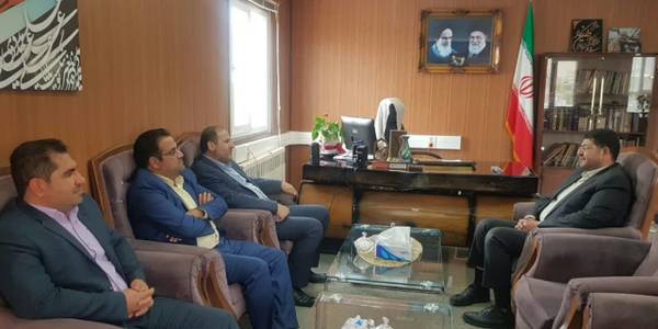 محمدرضا رضایی فرماندار شهرستان تفرش و سمیعی مدير عامل شرکت گاز استان مرکزی راجع به میزان پیشرفت طرح های گاز رسانی به روستاهای باقیمانده شهرستان تفرش که فاقد گاز هستند در دفتر فرمانداری گفت و گو کردند.