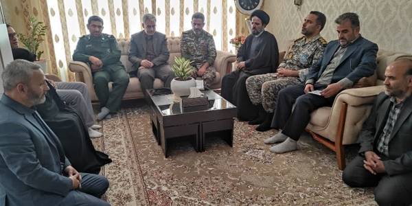 فرماندار با خانواده شهیدان افسری و سخایی در خمین دیدار کرد