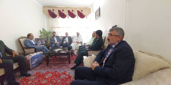 به مناسبت سالروز آزاد سازی خونین شهر  "شهر خرمشهر" محمد رضا رضایی فرماندار شهرستان تفرش به همراه حجت الاسلام اجرائی نماینده ولی فقیه، سرهنگ پاسدار میرهادی، سرهنگ فراهانی فرمانده نیروی انتظامی و جمعی از مسئولین به دیدار جانباز سرافراز تفرشی آقای محمود مهری رفتند.