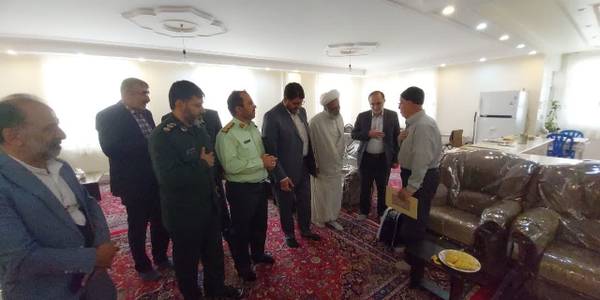 به مناسبت سالروز آزاد سازی "شهر خرمشهر" سید مجتبی آل یاسین معاون توسعه مدیریت و منابع انسانی استانداری مرکزی به همراه محمد رضا رضایی فرماندار شهرستان تفرش، حجت الاسلام اجرائی نماینده ولی فقیه، سرهنگ پاسدار میرهادی، سرهنگ فراهانی فرمانده نیروی انتظامی و جمعی از مسئولین به دیدار پدر و مادر شهید امر به معروف هادی محبی رفتند.