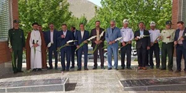 گلباران گلزار مطهر شهدای گمنام شهر شازند .