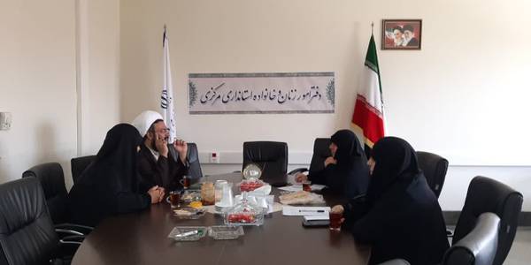 جلسه ستاد جبهه مردمی جمعیت به ریاست خانم مفتح زاده مدیر کل دفترامور زنان وخانواده استانداری و با حضور حجت الاسلام  تاج آبادی دبیرجبهه فرهنگی انقلاب اسلامی و دبیر مجمع فعالان جمعیت استان در محل دفترامور زنان وخانواده استانداری برگزار  گردید .   ١٤٠٢-٠٣-٠٨