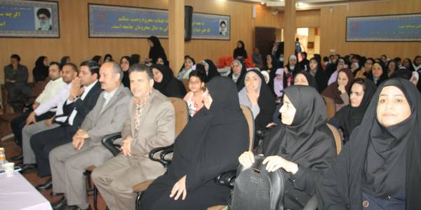 حضور مفتح زاده مدیر کل دفترامور زنان و خانواده استانداری درمراسم جشن دهه کرامت اداره کل بهزیستی استان مرکزی ، درادامه این مراسم خانم مفتح زاده ضمن تبریک خجسته سالروز میلاد حضرت فاطمه معصومه (س) فرمودند در  جامعه  کنونی  زنان با  تکیه  بر  توانایی های  خود  توانسته اند  مراحل رشد و  پیشرفت را به خوبی طی کنند و به نقش بانوان تاثیر گذار برای  معرفی  زنان با شاخص  خانه داری و  ..درعین فعالیت های فرهنگی ، اقتصادی  و .. باشد و و درادامه با اجرای  برنامه های دیگرمراسم خاتمه  یافت .   ١٤٠٢-٠٣-٠٨