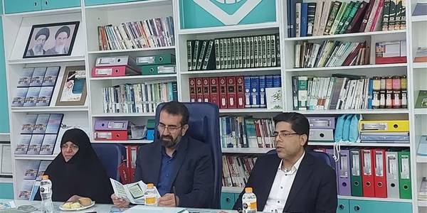 در نشستی با حضور دکتر بهنام نظری معاون سیاسی،امنیتی و اجتماعی استانداری مرکزی و همچنین پروین مفتح‌زاده مدیرکل دفتر امور بانوان و خانواده استانداری و دکتر سهرابی مدیر درمان تامین اجتماعی استان مرکزی و مدیران و نمایندگان امور بانوان ادارات و سازمان های تابعه وزارت تعاون،کار و رفاه اجتماعی استان مجموعه اقدامات صورت گرفته در مدیریت درمان تأمین‌اجتماعی استان مرکزی در راستای اجرای سیاست‌های رشد جوانی جمعیت مورد بررسی قرار گرفت.در ادامه پروین مفتح‌زاده مدیرکل دفتر امور بانوان و خانواده استانداری مرکزی گفت: جوانی جمعیت باید در استان مرکزی به یک گفتمان عمومی تبدیل شود واین امرنیازمنداجماع نخبگان که هنوز در این زمینه به نتیجه مطلوب نرسیده ایم و این موضوع یکی از مهمترین ضعف‌های استان محسوب می‌شود.
وی در ادامه گفت : در سال گذشته دو استان همسایه استان مرکزی یعنی استان همدان و لرستان در رتبه‌های دوم و سوم رشد جمعیت کشور بودند و در استان مرکزی نیز باید فعالیت های حوزه جمعیت با محوریت امیدآفرین دنبال شده و همه دستگاه‌ها برای اجرای جز به جز قانون جمعیت اهتمام داشته باشند از همه ظرفیت های موجود در این زمینه استفاده کنند
وی در پایان سخنان خود با اشاره به اهمیت نقش ویژه کادر درمان در اجرای سیاست‌های رشد جوانی جمعیت گفت : مادران در هنگام زایمان نیاز به روحیه و نشاط دارند تا در شرایطی امن و با ارائه خدمات مطلوب، فرزند سالم به دنیا آورند و حس خوب مادر شدن برای آنها باید از شیرین لحظات زندگی آنان باشد. 
٠٨-٠٣-١٤٠٢