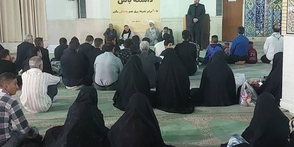 کاروان اعزامی شهرستان تفرش برای زیارت حرم امام خمینی در شب سالگرد رحلت ایشان با بدرقه مسئولین راه افتاد :