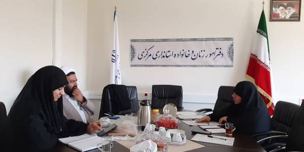 به ریاست خانم مفتح زاده مدیر کل دفترامور بانوان استانداری مرکزی جلسه ای  با موضوع ستاد مردمی جمعیت با حضور حجت الاسلام تاج آبادی دبیرجبهه  فرهنگی انقلاب اسلامی و دبیرمجمع فعالان استان درمحل دفترامور بانوان برگزار شد .  ١٨-٠٣-١٤٠٢