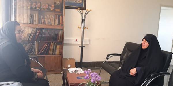 نشست سرکار خانم مفتح زاده مدیر کل امور زنان و خانواده استانداری مرکزی  با  خانم علیخانی تولید کننده لوازم آرایشی و بهداشتی با هدف کمک به بانوان زندانی جرایم غیر عمد و ساماندهی صنف بانوان آرایشگر استان مرکزی.   ٢٢-٠٣-١٤٠٢