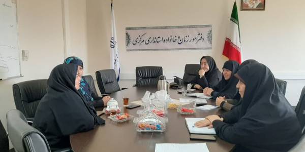 نشست خانم مفتح زاده مدیر کل دفتر امور زنان وخانواده استانداری با خانم ها طرازی و حیدری از فعالان اجتماعی استان های خراسان جنوبی و رضوی با موضوع  کارآفرینی و بررسی قوانین مهریه درمحل دفتر امور بانوان برگزار  گردید .  ٢٢-٠٣-١٤٠٢