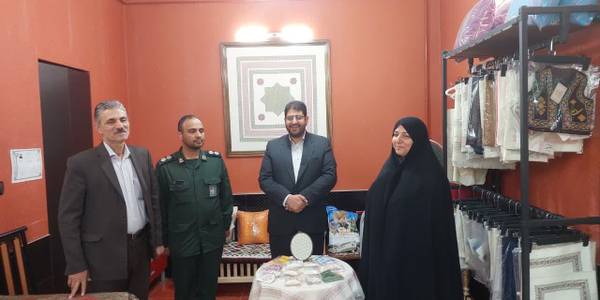 به مناسبت هفته صنایع دستی محمدرضا رضایی فرماندار شهرستان تفرش، مویدی معاون فرماندار، سرهنگ هاشمی جانشین ناحیه مقاومت بسیج به دیدار خانم محبعلی مدرس هنر تفرشی دوزی رفتند.