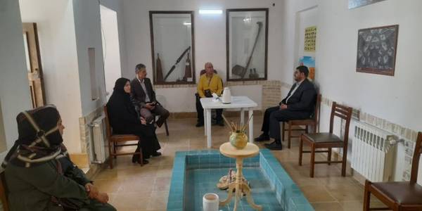 به مناسبت هفته صنایع‌دستی محمدرضا رضایی فرماندار شهرستان تفرش به همراه جمعی از مسئولین به دیدار مرادی سرپرست اداره صنایع دستی و گردشگری شهرستان تفرش رفت و ضمن تبریک این روز از زحمات ایشان تشکر کردند.