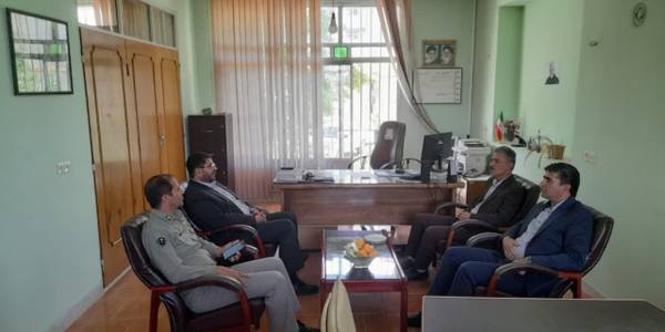 به مناسبت هفته محیط زیست محمدرضا رضایی فرماندار شهرستان تفرش به همراه جمعی از مسئولین به دیدار یعقوبی فرد رئیس اداره  محیط زیست شهرستان تفرش رفت و ضمن تبریک این روز، از زحمات ایشان‌وهمکاران  تشکر کردند.