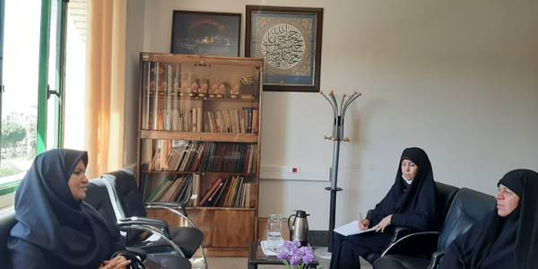 نشست سرکار خانم مفتح زاده مدیر کل دفترامورزنان و خانواده استانداری  مرکزی با خانم دکتر سرائی روانشناس خیربا موضوع  همکاری با دفتر امور  زنان و خانواده  و هیات اندیشه ورز بانوان استان مرکزی در محل دفتر برگزار شد .  ٢٥-٠٣-١٤٠٢