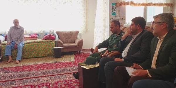 روز گذشته به مناسبت روز دحوالارض محمد رضا رضایی فرماندار شهرستان تفرش به همراه عده ای مسئولین شهرستانی به دیدار جانباز سرافراز اکبر بیاتی رفتند.