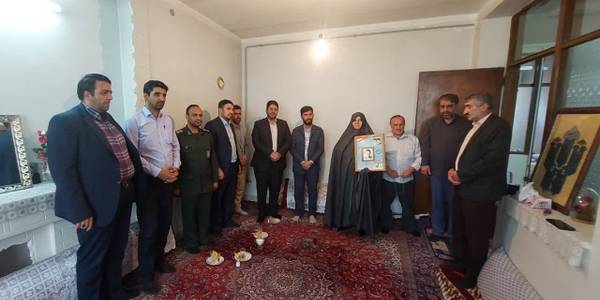 روز گذشته به مناسبت روز دحوالارض محمدرضا رضایی فرماندار شهرستان تفرش به همراه پیرایش ورزش و جوانان استان مرکزی و با تعدادی از مسئولین استانی و شهرستانی به دیدار مادر شهید محسن خلچانی رفتند.