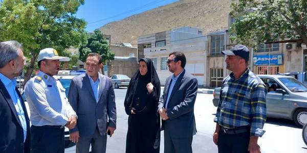 بازدید سرپرست فرمانداری شهرستان شازند از روند نصب پایه های چراغ های راهنمایی و رانندگی در سطح شهر .