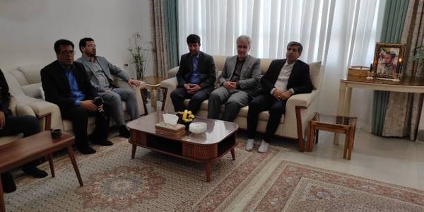 مدیرعامل صندوق بیمه اجتماعی کشاورزان، روستائیان و عشایر کشور با خانواده شهید علیرضا قاسمی دیدار کرد