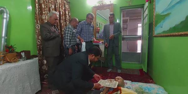 به مناسبت روز جهاد کشاورزی فرماندار شهرستان تفرش به همراه جمعی از مسئولین به دیدار جانباز سرافراز داود ملا عباسی رفتند.