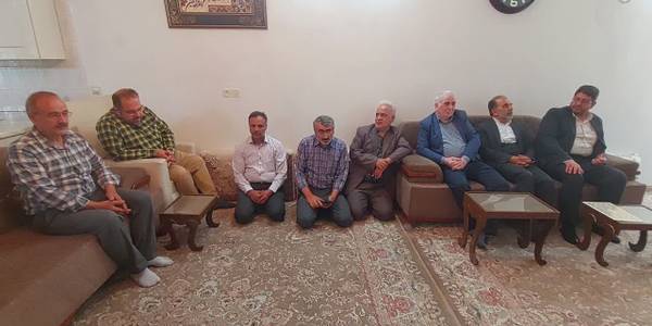 به مناسبت روز جهاد کشاورزی فرماندار شهرستان تفرش به همراه جمعی از مسئولین به دیدار برادر شهید شهرابی از کارکنان اداره جهادکشاورزی رفتند.