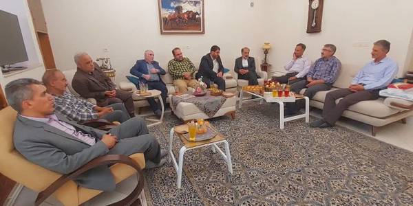 به مناسبت روز جهاد کشاورزی فرماندار شهرستان تفرش به همراه جمعی از مسئولین به دیدار خانواده مویدی معاون فرماندار شهرستان تفرش رفتند.