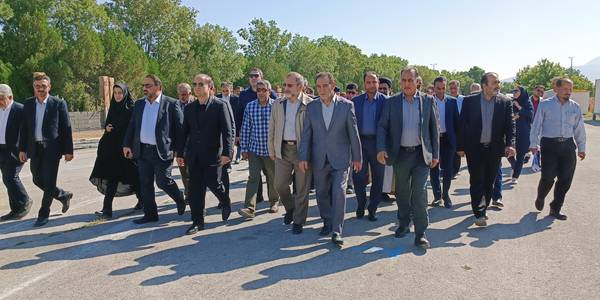 استاندار مرکزی از پروژه در حال ساخت بیمارستان ۱۲۰ تختخوابی شهرستان  شازند بازدید میدانی بعمل آورد .