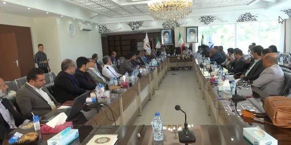 در این جلسه معاون عمرانی استاندار بیان داشت با توجه به محدودیت های مالی و اقداماتی که شهرداری می بایست در سطح شهر انجام بدهد؛ شهرداری ها می بایست برای خود درآمد پایدار بوجود آورند.

🔸اسدی در ادامه گفت شهرداری ها می بایست بر اساس ظرفیت هر شهر محصولات خود را برند سازی کنند مانند فتیر برای شهر اراک، گل برای محلات.

🔹معاون عمرانی استاندار در ادامه ابراز داشت: با توجه به فرمایشات رهبری توجه به درخت کاری شود و هر شهر بر اساس سهمیه محول شده درخت کاری را بر طبق جدول زمان بندی شده انجام بدهد.

🔸همچنین ایشان به مسکن ملی اشاره کرد و طبق وظایف محول شده این امر را اهتمام داشته باشید چون هم دستور رئیس‌جمهور است و هم از نیازهای مبرم مردم.