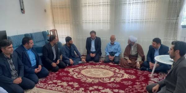 دیدار فرماندارخنداب با خانواده شهید ذولفعلی اکبری