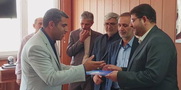 در این مراسم ضمن تقدیر و تشکر از زحمات آقای شاهرخ که به مدت ۱۸ ماه مسئولیت توزیع آب شهرستان را بر عهده داشتند؛ برای آقای سلیمانی سرپرست جدید آب و فاضلاب شهرستان آرزوی موفقیت کردند.