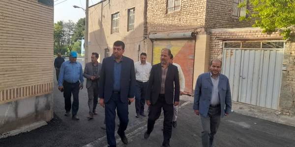 بازدید هادی فرماندار شهرستان وقدیری  بخشدار بخش مرکزی  و مدیریت  ادارات آب. فاضلاب و آموزش و پرورش ناحیه دو . جهاد کشاورزی شهرستان و منابع طبیعی از سطح روستا ضامنجان