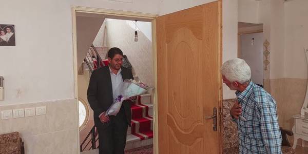 تجلیل فرماندار تفرش از خانواده آقای معین آبادی و تبریک تولد فرزند چهارم