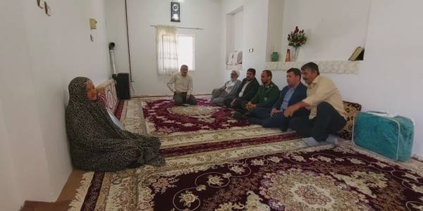 امروز به مناسبت دهه امامت و ولایت، محمدرضا رضایی فرماندار به همراه حجت‌الاسلام اجرائی امام جمعه، سرهنگ پاسدار هاشمی، درودیان بخشدار و عباسی رئیس اداره بنیاد شهید و امور ایثارگران به دیدار مادر شهید محمود هزارخانی از اهالی روستای جفتان شهرستان تفرش رفت.