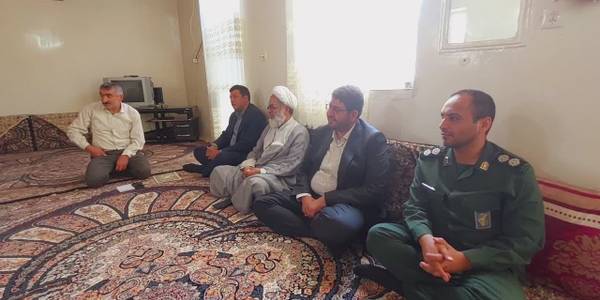 امروز به مناسبت دهه امامت و ولایت، محمدرضا رضایی فرماندار به همراه حجت‌الاسلام اجرائی امام جمعه، سرهنگ پاسدار هاشمی، درودیان بخشدار و عباسی رئیس اداره بنیاد شهید و امور ایثارگران به دیدار پدر و مادر  شهید ولی الله درویشی از اهالی روستای کریان شهرستان تفرش رفت.