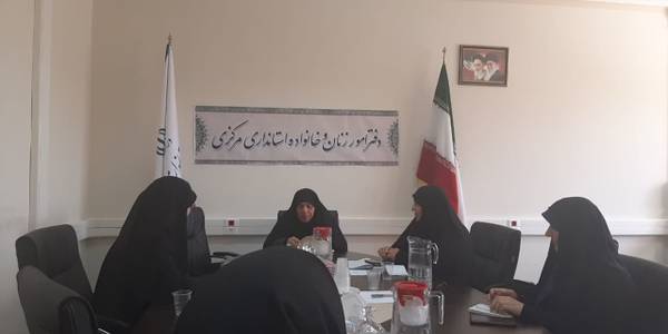 به ریاست مفتح زاده مدیرکل دفترامور بانوان و خانواده جلسه کمیته فرهنگی و آموزشی بانوان ستاد اربعین ، پیرامون نحوه مشارکت بانوان در برگزاری مراسم اربعین با حضور اعضادر محل دفترامور بانوان استانداری برگزار  گردید . ١١-٠٤-١٤٠٢