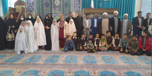 حضور دانش آموزان و عوامل اجرایی و آموزشی آموزشگاه شهدای عیسی آباد در نماز جمعه امروز شهر کمیجان