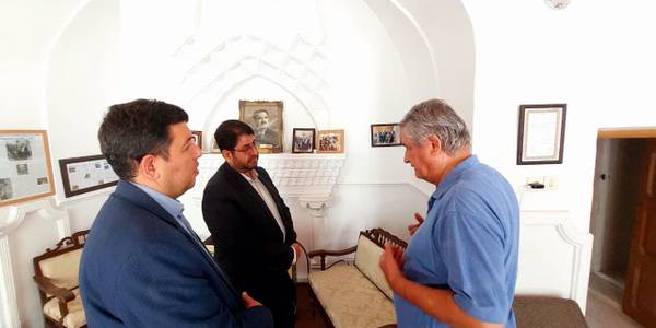 امروز محمدرضا رضایی فرماندار شهرستان تفرش به همراه درودیان بخشدار از عمارت شجاع لشکر واقع در نوبهار دیدن کرد.