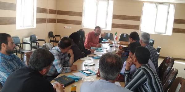 برگزاری کارگاه آموزشی با عنوان قانون رسیدگی به تخلفات اداری، قانون سلامت اداری، تجربه نگاری ویژه دهیاران بخش خرقان شهرستان زرندیه