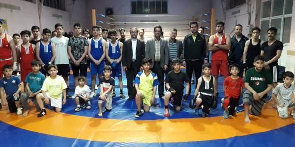 بازدید شبانه فرماندار به اتفاق رئیس شورای اسلامی شهر کمیجان از تمرین بوکسورهای شهرستان