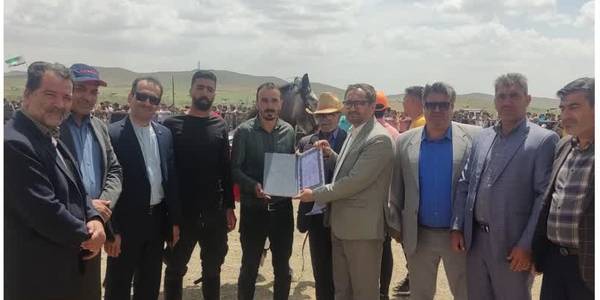 تقدیر از شرکت کنندگان در سومین دوره همایش اسب سواری و حرکات نمایشی روستای سمقار با حضور فرماندار شهرستان کمیجان