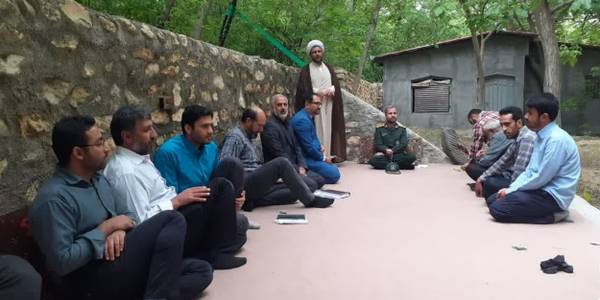 حضور ابراهیم رستمی، فرماندار کمیجان به اتفاق حجه الاسلام سعیدی امام جمعه و سرهنگ کمیزی ، فرمانده ناحیه مقاومت بسیج در جمع نیروهای جهادی از سراسر استان در روستای وفس