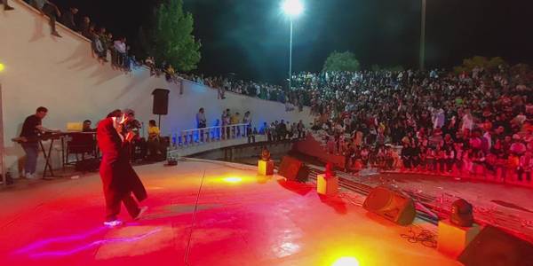 امشب به مناسبت عید غدیر خم برای اولین بار تمام هئیت های مذهبی شهر تفرش به اتفاق یکدیگر ده هزار اطعام بین همشهریان تفرشی تهیه و توزیع کردند.