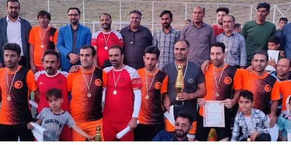 قهرمانی تیم پیشکسوتان عقاب در مسابقات مینی فوتبال چمنی جام کرامت روستای چهرقان