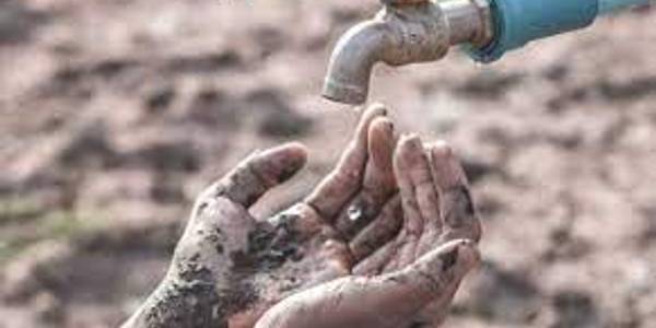 درپی بحران شدید  آبی روستای  امامزاده عباس فرماندار کمیجان به روستا آمد