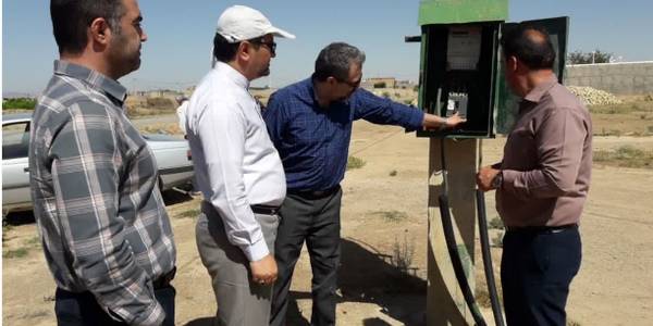 بازدید میدانی فرماندار به اتفاق مدیران آبفا و توزیع برق شهرستان از تاسیسات آب روستای امامزاده عباس