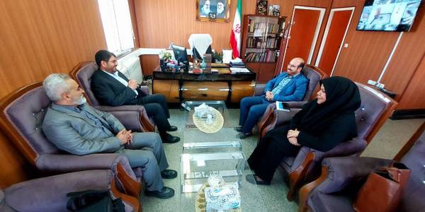 منصوری مدیرکل کانون پرورش فکری کودکان و نوجوانان استان مرکزی به همراه هیات همراه با محمد رضا رضایی فرماندار شهرستان تفرش در دفتر فرمانداری ملاقات کردند.