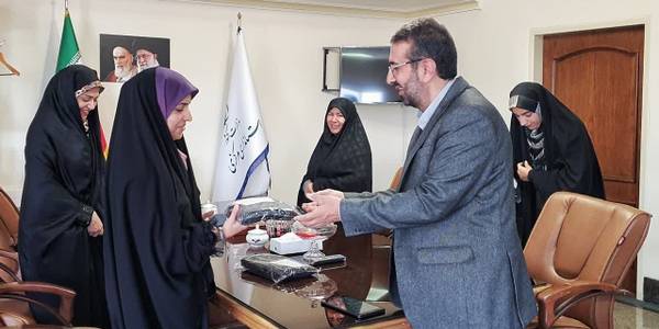 اهدای حجاب برتر به بانوان برگزیده