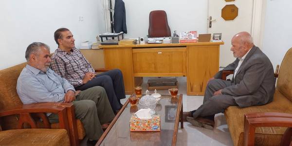 دیدار جناب آقای شالیان مقدم بخشدار زاویه با جناب اقای سید معین آقا موسوی یکی از بزرگان و ریش سفیدان شهر شهید پرور زاویه.