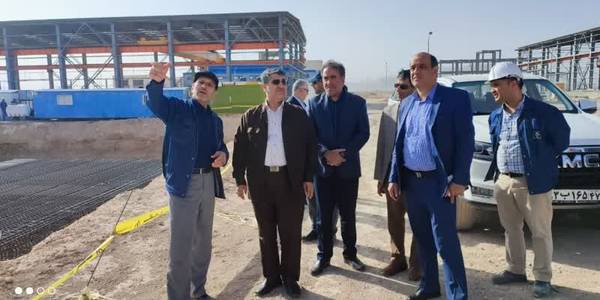 بررسی نحوه اجرای مرحله دوم شهرک صنعتی خیرآباد

نماینده مردم اراک، کمیجان و خنداب در مجلس شورای اسلامی و معاون امور تولید اداره کل صنعت،معدن وتجارت استان مرکزی از اجرای مرحله دوم شهرک صنعتی خیرآباد بازدید کرد.
کریمی امروز علاوه بر شهرک صنعتی خیرآباد از طرح انتقال واحد آندسازی شرکت ایرالکو هم بازدید و مشکلاتِ تامین زیرساخت‌ها و روند احداث آن را بررسی کرد.
او مشکلات تامین زیر ساخت‌های مرحله دوم شهرک صنعتی خیرآباد به مساحت هزار و ۵۰۰ هکتار را که برای توسعه صنعتی آینده اراک موثر است پیگیری کرد.
نماینده مردم اراک، کمیجان و خنداب در مجلس شورای اسلامی همچنین از سایت شرکت کربن صنعت امیرکبیر؛ طرح جایگزینی و انتقال واحد آندسازی شرکت ایرالکو با ۴۸ درصد پیشرفت را هم بررسی کرد.
کریمی گفت: یکی از مصوبات طرح کاهش آلودگی هوایِ اراک جابجایی طرح انتقال واحد آندسازی شرکت ایرالکو بوده که متاسفانه احداث آن در سال‌های گذشته تاخیر زیادی داشته است.
او افزود: اجرای این طرح در دو سال اخیر از پیشرفت بسیار خوبی برخوردار بوده و مسئولان این شرکت هم قول دادند تا پایان سال احداث ساختمان، کامل و در ۲۴ ماهه آینده این واحد به بهره برداری برسد.با بهره برداری از این واحد ۴۰۰ شغل مستقیم ایجاد خواهد شد.
📅 پنج شنبه ۲۲ تیر ۱۴۰۲