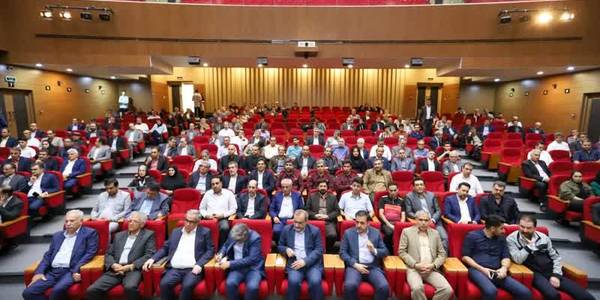 ازواحدهای برتر صنعتی و معدنی استان مرکزی تجلیل شد.
همزمان با بزرگداشت دهه تولید و تجارت، آیین تجلیل از واحدهای برتر صنعتی و معدنی استان مرکزی با حضور ،مسئولین ارشد استان و صنعتگران و معدنکاران استان در مرکز همایش های بین المللی پروین اعتصامی هتل امیرکبیر اراک برگزار شد.
در این آیین از ۳۰ واحد نمونه صنعتی و معدنی، سه تن از صنعتگران پیشکسوت استان و دو طرح نمونه صنعتی تجلیل به عمل آمد.۱۴۰۲-۰۴-۲۶