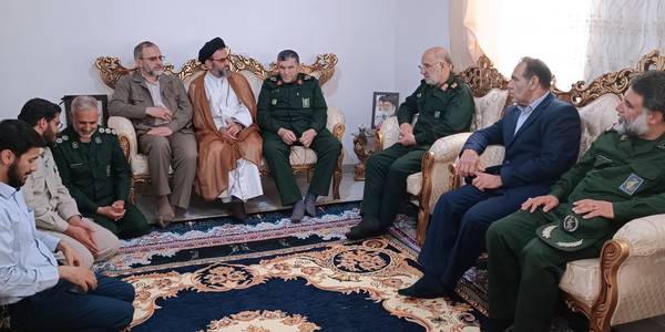 افتتاح یک واحد مسکونی محرومین با حضور استاندار مرکزی و فرمانده قرارگاه محرومیت زدایی سپاه پاسداران