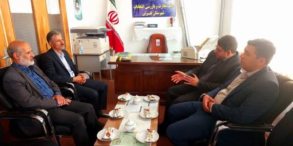 به مناسبت سالروز تأسیس شورای نگهبان، محمدرضا رضایی فرماندار شهرستان تفرش به همراه مویدی معاون فرماندار و درودیان بخشدار مرکزی به منظور تشکر از فعالیت های این نهاد به  دیدار آقای احمدی پور نماینده شورای نگهبان در شهرستان تفرش رفتند.